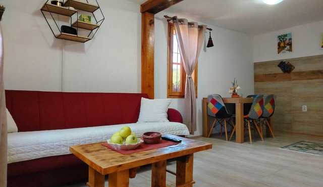Peaceful 2-bedroom house near A1/E75 with private parking in Poslon