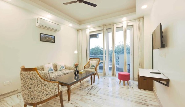 Peaceful City Paradise with King Bed & Tub in Gurugram