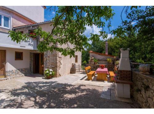 Peaceful Getaway in Polje with Garden