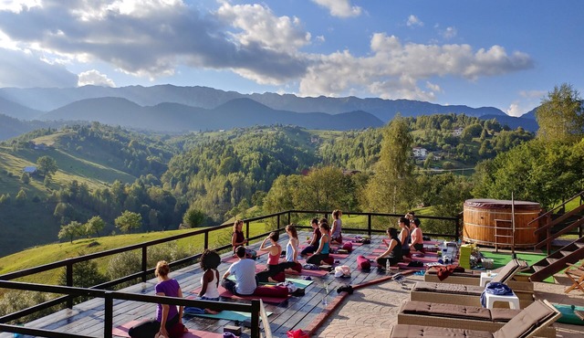 Perfect for - intimate wedding, a college reunion, birthday party & hikes. in Peștera
