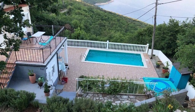 Picturesque sea view, sehr privat, pool fun for the kids