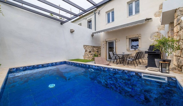 Picturesque stone house with private pool, BBQ, washing machine, loungers, air-conditioned bedrooms