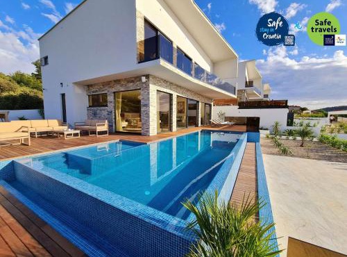 Platinum villa with heated pool, jacuzzi and sauna by the sea in Rogoznica