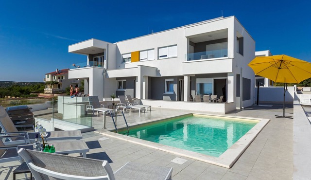 Private Deluxe Villa with Pool for 24