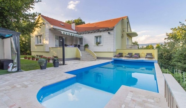 Private holiday house with private pool up to 7 persons