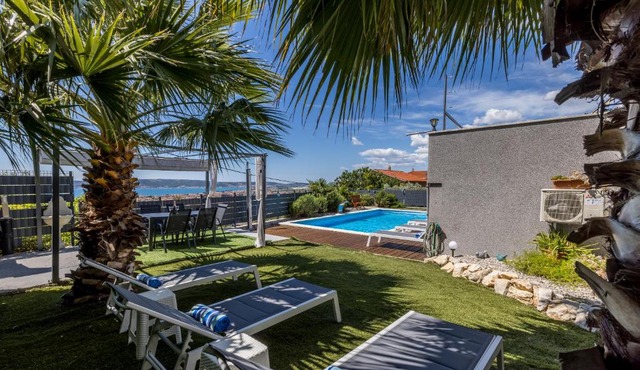 Private Resort Villa, Salt Pool, Cinema & Sea View