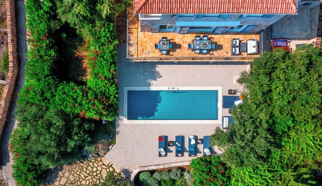 Private stone villa on the island for 10 people with pool and sea view