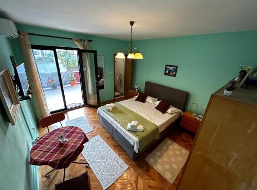 Private Terrace Room - Free Parking - Near Airport & Center