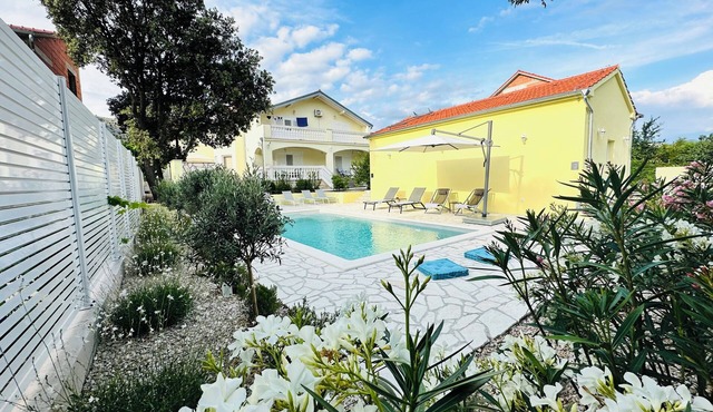 Private villa: 4 bedrooms, private pool (8x4m), 100m walk to the beach, sea view