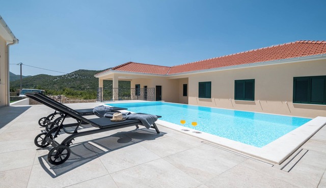 Private villa + pool near Slano near Dubrovnik for up to 8 people in Cicrina