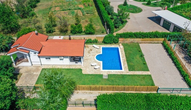 Private villa with large pool in Mostar