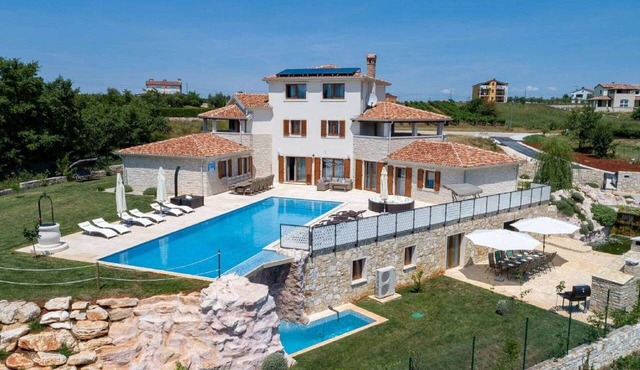 Private Villa with private pool, A/C, hot tub, WIFI, TV, terrace, pets allowed, panoramic view
