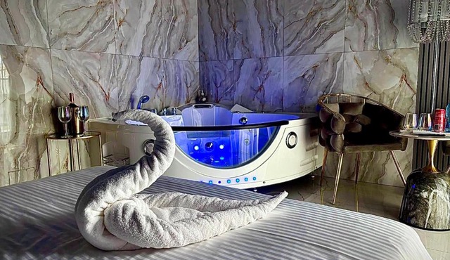 R U B I jacuzzi room by 50 shades in Baia Mare