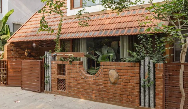 Relax in centrally located quiet terrace floor ensuite room in trendy eco-villa in Bangalore