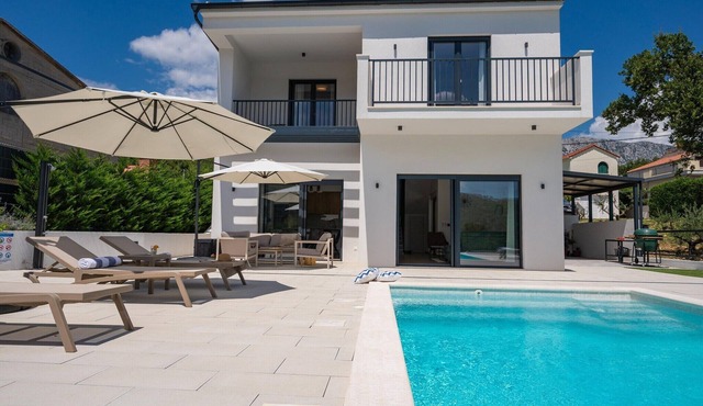 Relaxed Family Villa in Naklice
