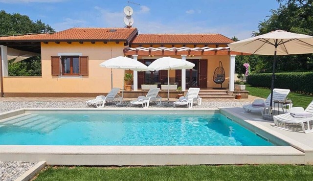 Relaxing Istrian Home with Pool, Garden, Barbecue – Family & Pet-Friendly in Bužinija