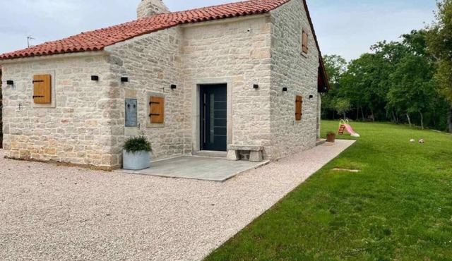 Renovated stone cottage with a pool and a large garden, relaxing getaway.