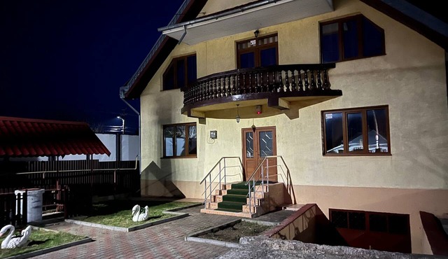 Roman Villa, Sleeps 8 with Parking and Garden in Roman