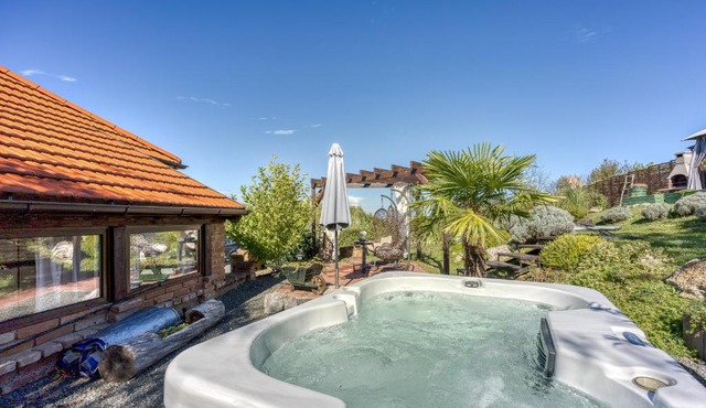 Romantic Haven with Hot Tub - Happy Rentals