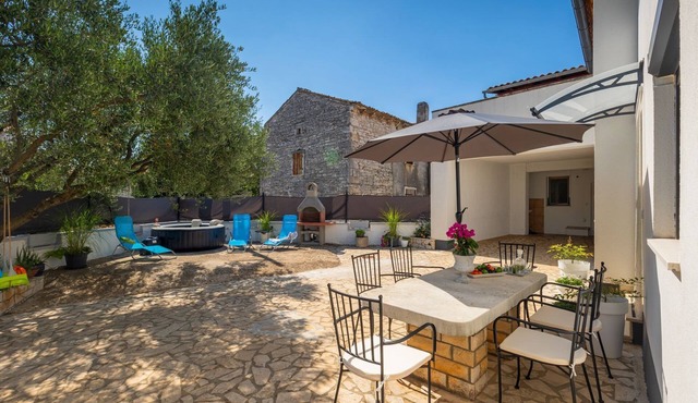 Romantic holiday home with jacuzzi, BBQ, WiFi in Marcana