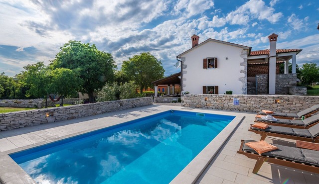 Romantic private villa w/pool, 3 minutes from the beach, surrounded by nature in Raša