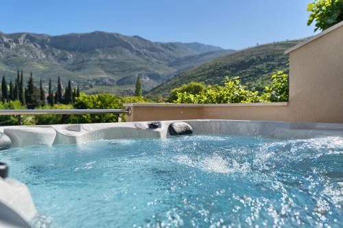 Romantic retreat private jacuzzi and mountain views Split area in Srinjine