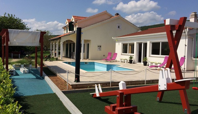 Romantic Villa Julia with pool, quiet and rural area, football and bowling field in Prisoje