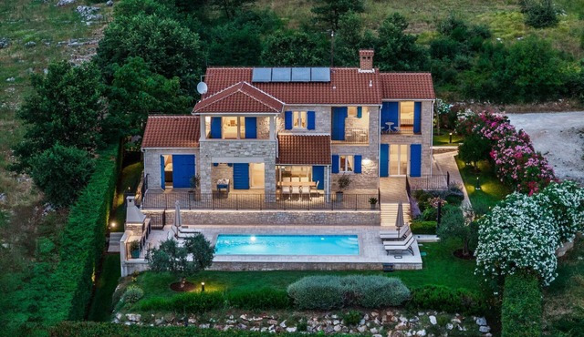 Romantische Villa mit Meerblick, Pool und Jacuzz by Interhome in Fabci