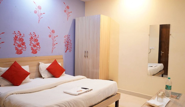 Roomshala 002 Rose Residency in New Delhi