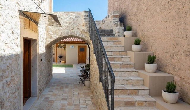 Rustic Villa Kameni dvori, heated pool, BBQ, family-friendly