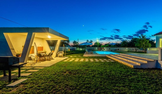 S&I Peaceful Holiday Home With Pool & Jacuzzi