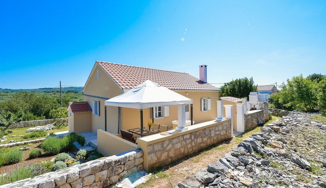 "Sakarun" mit Blick auf das Wasser by Interhome