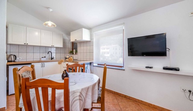 Sara A4 - Charming 2-Bedroom Apartment for 4, with Parking in Baška