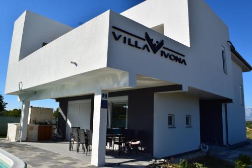 Savršen odmor u grijanom bazenu Ville Ivone in Zadar