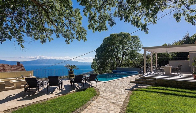 Schönes Steinhaus mit beheiztem Pool, Terrasse m by Interhome