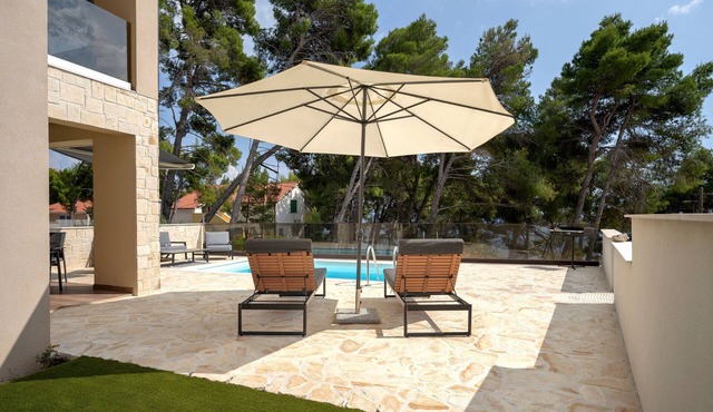 Seafront Apartment Totally Beach’in + Private Pool in Ivan Dolac