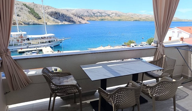 Seafront apartment Valla 5 in Metajna