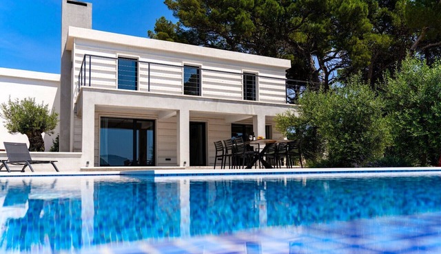 Seafront Villa Serenita in Sumartin