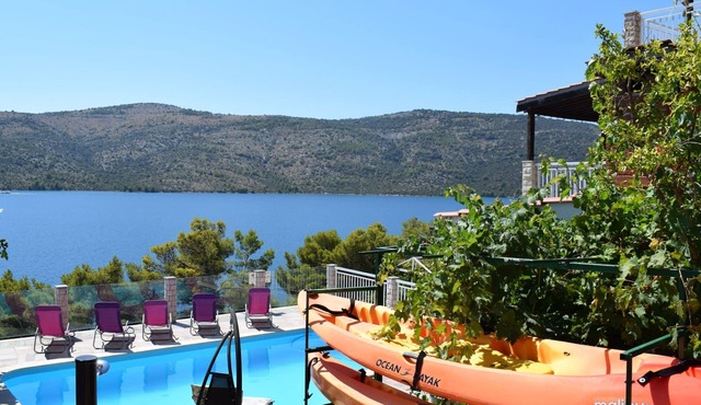 Seaside Villa Lara mit beheiztem Swimmingpool by Interhome