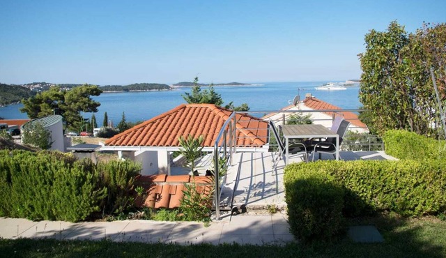 Seaview apartment with swimming pool just 5 min from the beach in Plat