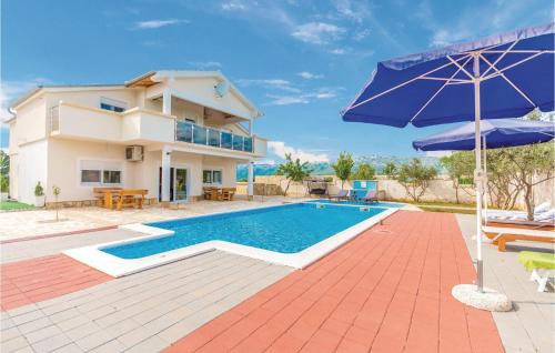 Six-Bedroom Holiday Home In Bilisane