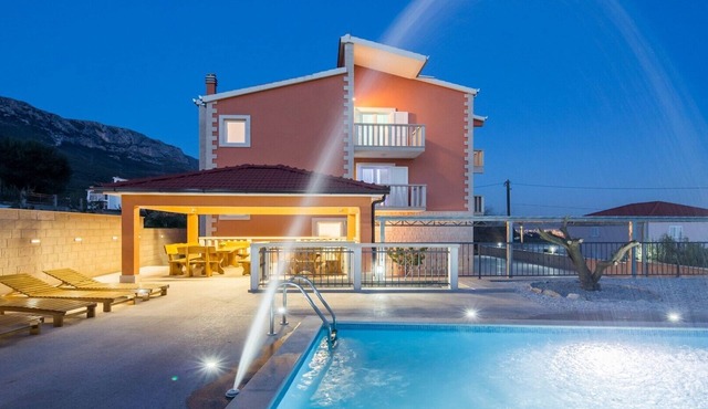 Six Bedroom Villa with Pool,Sauna&Jacuzzi