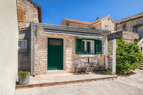 Small stone house Luka