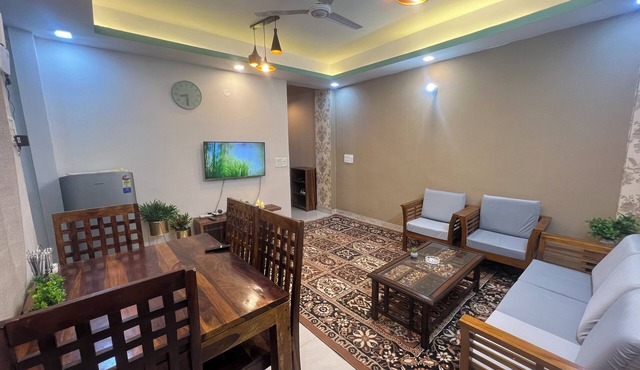 Spacious 3-bedroom apartment in enchanting DL with WiFi, AC in DL