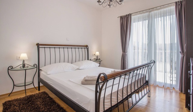 Spacious 4-bedroom villa Calluna in wonderful Mastrinka with AC