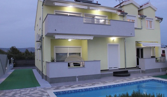 Spacious 5-bedroom villa in charming Šibenik with swimming pool, mini wellness