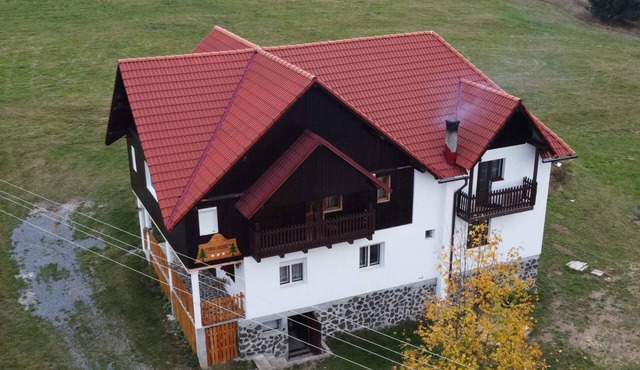 Spacious 6-bedroom chalet in marvelous Călățele near Beliș with WiFi in Călățele