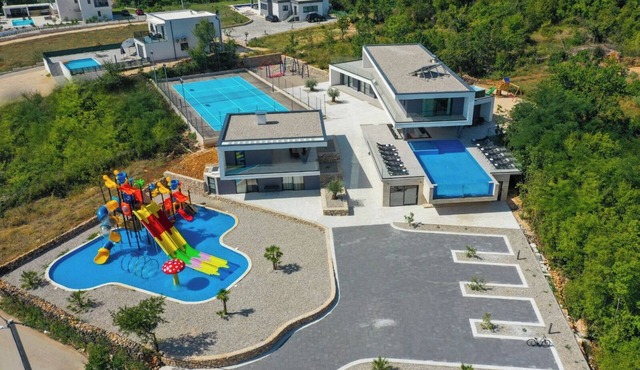 Spacious 8-bedroom villa in amazing Grubine with AC