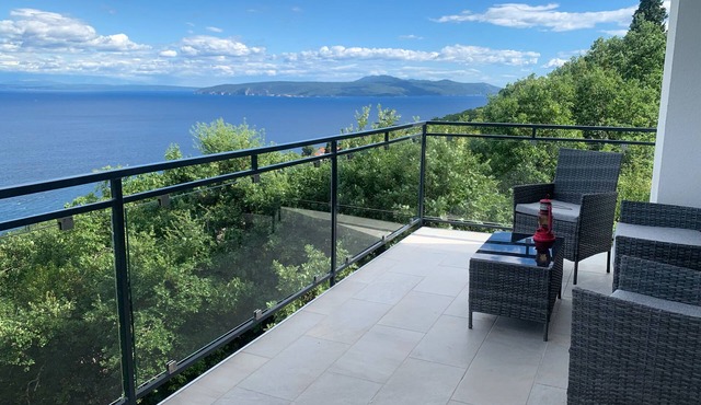 Spacious apartment with a beautiful view of the sea