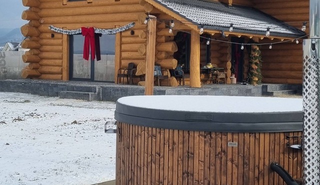 Spacious Chalet with Hot Tub, Silence and Panoramic Mountain Views in Râșnov